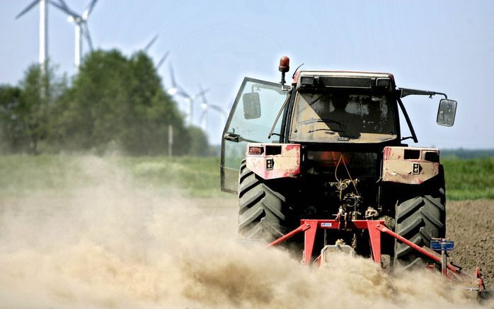 LELYSTAD – Een boer rijdt op een akker in Flevoland. Minister Eurlings van Verkeer en Waterstaat wil een rijbewijsplicht invoeren voor tractors die harder rijden dan 25 kilometer per uur. Een kentekenregistratie is voorlopig nog niet aan de orde. Foto ANP