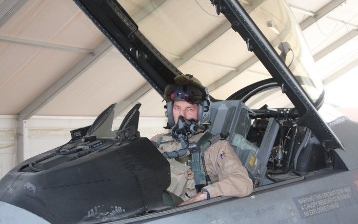 KANDAHAR – Kolonelvlieger Peter Tankink in de cockpit van zijn F-16 op de vliegbasis van Kandahar. Foto Robert de Jong