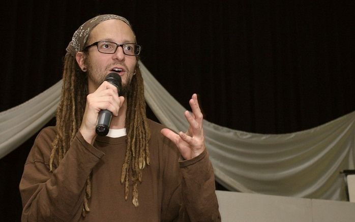 DIEMEN - De Amerikaanse christenactivist Shane Claiborne presenteerde afgelopen weekend zijn boek ”Hoe Jezus de wereld op zijn kop zet". Foto RD