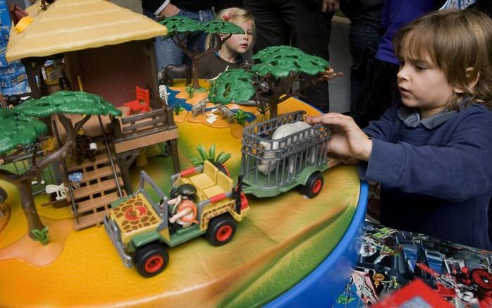 AMSTERDAM - Kinderen spelen woensdag met Safari Verzorgingspost van Playmobil. Dit spel werd verkozen tot Speelgoed van het Jaar 2009 in de leeftijdcategorie 4-6 jaar. In de Kompaszaal in Amsterdam werden de winnaars bekendgemaakt van de Verkiezing Speelg