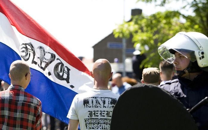 Gotische letters op de Nederlandse vlag verwijzen naar het Derde Rijk. Foto ANP