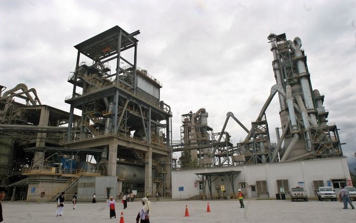 Een cementfabriek van het Franse concern Lafarge. Foto EPA