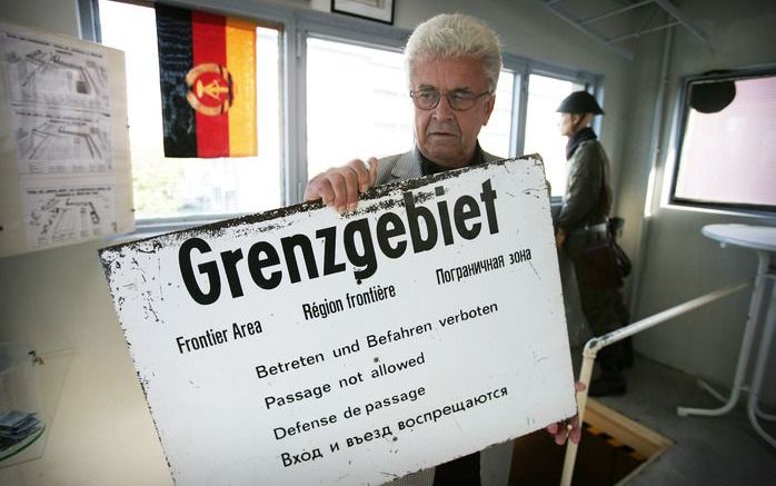 In een van de weinige overgebleven grenstorens in Oost-Berlijn wil Jürgen Litfin jongeren uitleggen hoe vreselijk de Muur was. Foto's RD, Henk Visscher