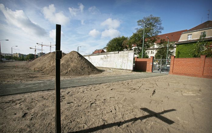 Kruis bij Berlijnse Muur. Bouwvakkers die de voormalige grensstrook in de Bernauer Strasse onderhanden nemen, hebben het kruis laten staan. Foto’s RD, Henk Visscher