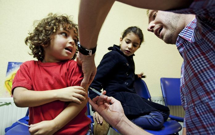 Een Amsterdamse arts vaccineert tegen de Mexicaanse griep. Foto ANP