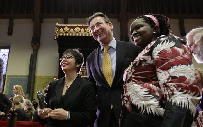 Minister Verhagen van Buitenlandse Zaken heeft maandag de Mensenrechtentulp overhandigd aan Shadi Sadr (L) in de Ridderzaal in Den Haag. Sadr, een Iraanse mensenrechtenverdedigster, krijgt de mensenrechtenprijs van de Nederlandse regering voor haar moed e