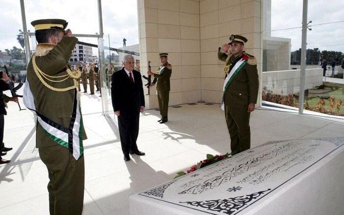 RAMALLAH – Bezoekers van de Palestijnse regering brengen bijna allemaal een beleefdheidsbezoek aan het mausoleum van Yasser Arafat, de Palestijnse leider die woensdag precies vijf jaar geleden overleed. Foto EPA