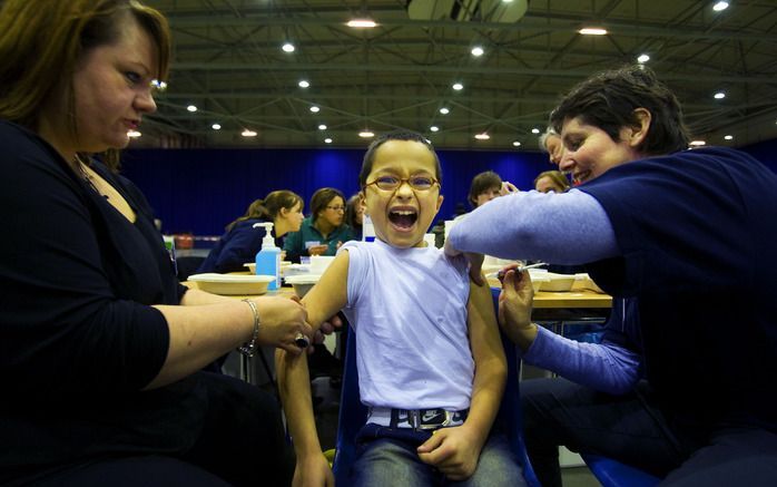 DEN HAAG - Kinderen krijgen even geen vaccinatie tegen kinderziekten; een prikje tegen de Mexicaanse griep gaat voor. Foto ANP