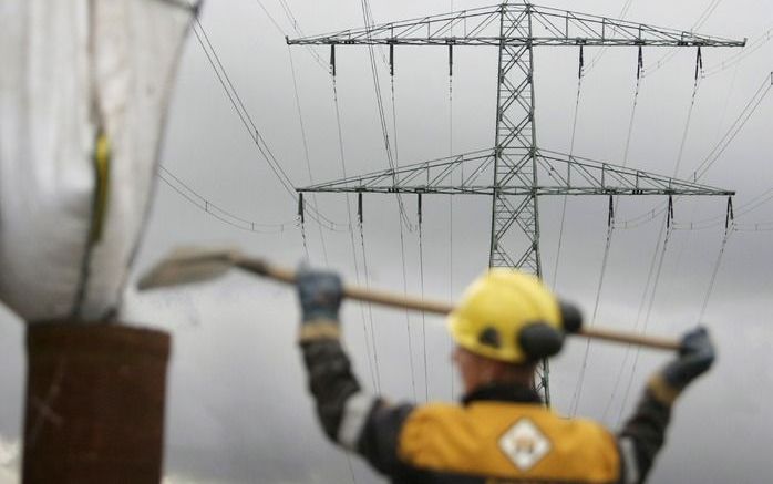 WATERINGEN – Bouwwerkzaamheden dinsdag bij de aanleg van een nieuw schakel- en transformatorstation van TenneT in Wateringen. De Nederlandse beheerder van hoogspanningsnetwerken heeft in Duitsland een grote slag geslagen. Het staatsbedrijf neemt het netwe