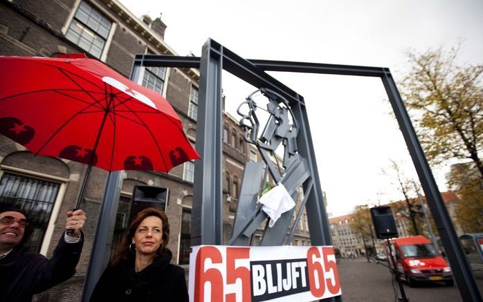 DEN HAAG – Eindelijk krijgt de oppositie donderdag de gelegenheid om premier Balkenende en minister Bos (Financiën) aan de tand te voelen over de manier waarop de AOW–leeftijd verhoogd wordt van 65 naar 67 jaar. Foto ANP