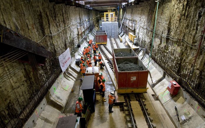 AMSTERDAM – Het boren van de tunnel van de nieuwe Noord–Zuidlijn in Amsterdam kan meer schade veroorzaken dan de gemeente verwacht. Dat staat in een donderdag gepubliceerd advies van bouwkunstdeskundige Gerrit Vermeer van de Universiteit van Amsterdam. Hi