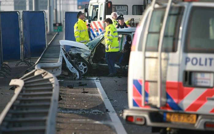 DEN HAAG – Het aantal mensen dat op de Nederlandse wegen om het leven komt door een ongeval, is de afgelopen jaren fors afgenomen. In de periode 1998–2007 daalde het aantal verkeersdoden jaarlijks met 5 procent. In 2007 kwamen 791 mensen om, terwijl er in