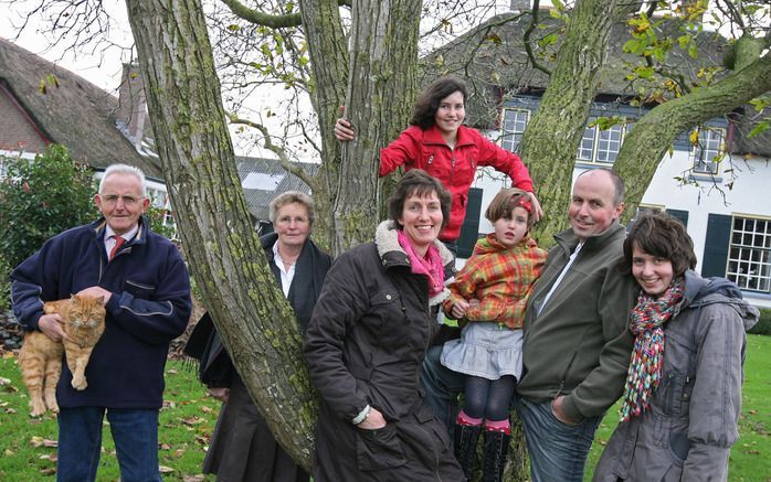 TERWOLDE – Drie generaties Van Maanen in de voortuin van de Terwoldse boerderij De Wellinkhof. V.l.n.r.: opa en oma Van Maanen, Lucie, Margreet, Laura, Jan en Carolien. Zoon William (8) ontbreekt op de foto. Links het huis van opa en oma Van Maanen. „Naas