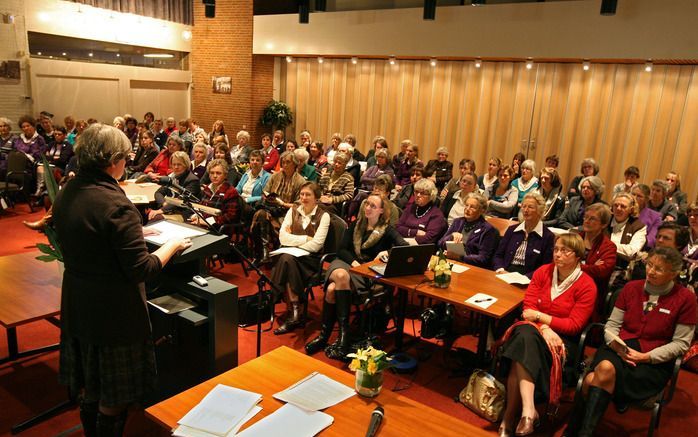 PUTTEN – In Putten had donderdag de Hervormde Predikantsvrouwencontio plaats. Een van de sprekers, J. H. Jacobs-Gravesteijn, sprak over ”Calvijn en de positie van de vrouw”. Foto RD, Anton Dommerholt