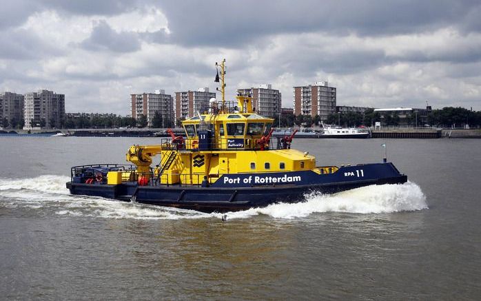 Een boot van het havenbedrijf vaart op de Nieuwe waterweg. Foto ANP