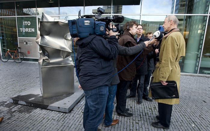 Pieter Lakeman van Stichting Hypotheekleed wordt maandag geinterviewd voor het advocatenkantoor op de Zuid-as in Amsterdam. Curatoren van de DSB Bank zijn toch in overleg gegaan met enkele stichtingen die namens gedupeerden schadeclaims willen indienen. A