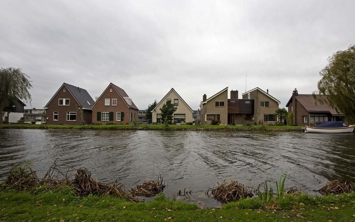 MOORDRECHT - Stadsgezicht Moordrecht. Per 1 januari fuseren de gemeenten Moordrecht, Nieuwerkerk aan den IJssel en Zevenhuizen-Moerkapelle tot Zuidplas. Op 18 november kiezen de burgers daar al hun gemeenteraad, net als in nog vijf plaatsen, vier maanden 