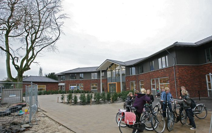 LUNTEREN – Basisschool De Bron in Lunteren wordt morgen geopend door burgemeester Van der Knaap. In het gebouw bevindt zich tevens een van de twee vestigingen van de christelijke peuterspeelzaal Benjamin. Foto RD, Anton Dommerholt