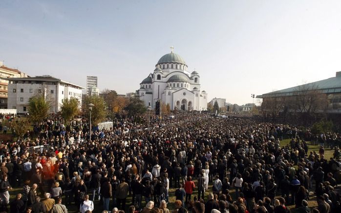 In het Servische Belgrado bewijzen duizenden mensen de laatste eer aan de zondag overleden patriarch Pavle. Foto EPA