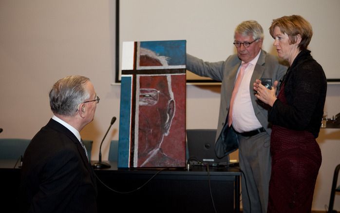 Dr. W. H. Velema ontvangt het schilderij ter gelegenheid van zijn tachtigste verjaardag. Foto André Dorst