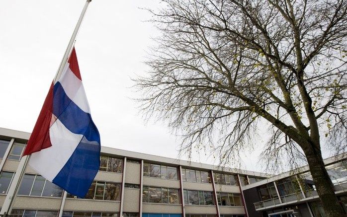 EMMELOORD - De vlag hangt halfstok bij het Emelwerda College in Emmeloord, waar gisteren een dienst ter nagedachtenis aan de vermoorde Dirk Post uit Urk werd gehouden. Foto ANP