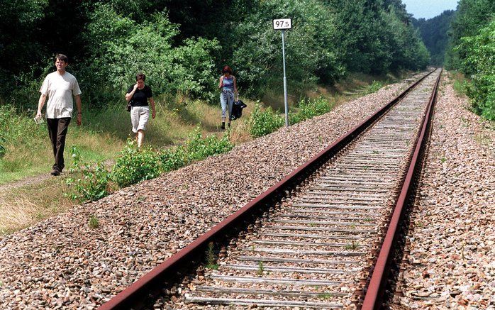 VENLO – ProRail is dinsdag een campagne begonnen tegen spoorlopers. Volgens een woordvoerder van de spoorbeheerder veroorzaken spelende kinderen en wandelaars langs het spoor gemiddeld anderhalf uur vertraging per dag. Foto ANP