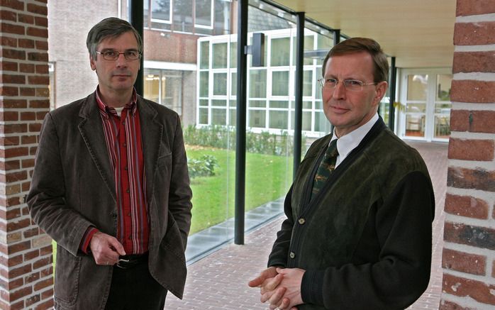 Prof. Van Houwelingen (links) en prof. Peels in de corridor van de TUA. Foto RD, Anton Dommerholt