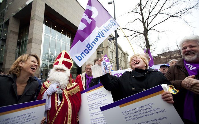 DEN HAAG - PvdA Tweede Kamerlid Vermeij (L) en GroenLinks Tweede Kamerlid Van Gent hebben dinsdag een gedicht ontvangen uit handen van Sinterklaas. Foto ANP