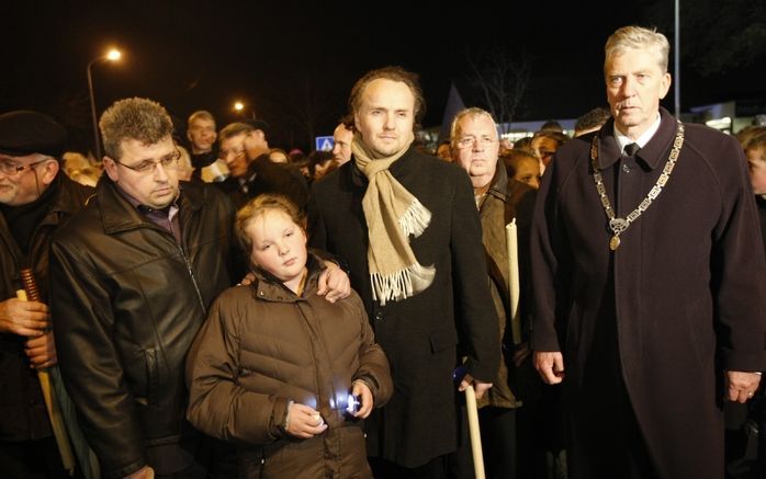 URK - Enkele honderden jongeren, ouders en hulpverleners lopen dinsdag in Urk mee in een stille tocht voor de vermoorde Dirk Post. Onder hen zijn familieleden van Dirk, onder wie zijn vader (3eL), zijn zus Babette (2eL), stiefvader (L) en burgemeester Kro