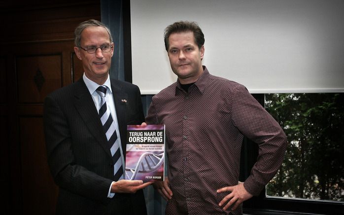 WAGENINGEN – Behalve op Urk stond dinsdga ook in Wageningen de schepping centraal. Dr. Peter Borger overhandigde zijn boek ”Terug naar de oorsprong” aan prof. dr. H. Jochemsen. Foto RD, Henk Visscher