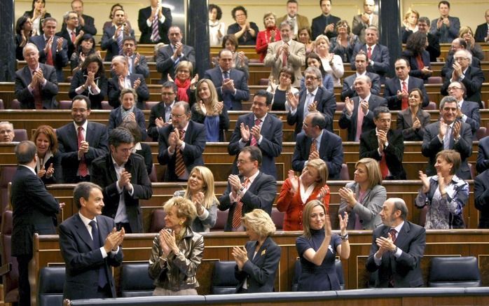 Applaus in de Spaanse Tweede Kamer voor premier Zapatero (linksonder) nadat de nieuwe abortuswet is aangenomen. Foto EPA