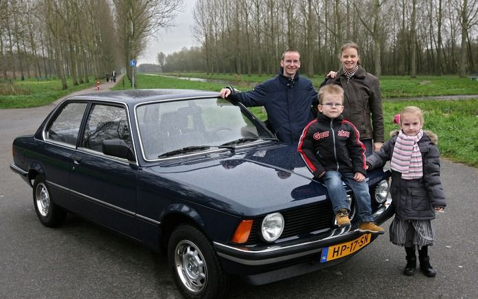 Familie De Pee bij de BMW 315. Foto's RD, Anton Dommerholt