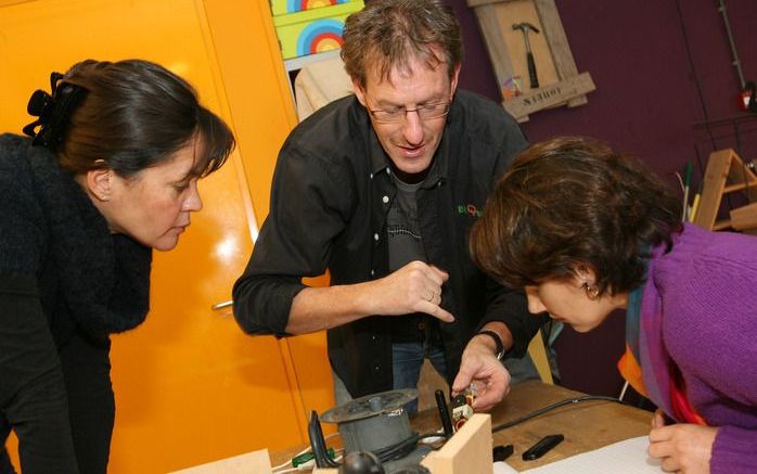 Workshopleider Paul Sanders (m.) legt deelnemers Jacqueline Ho (l.) en Heleen s’Jacob uit hoe een dimmer in elkaar zit. Foto’s RD, Anton Dommerholt