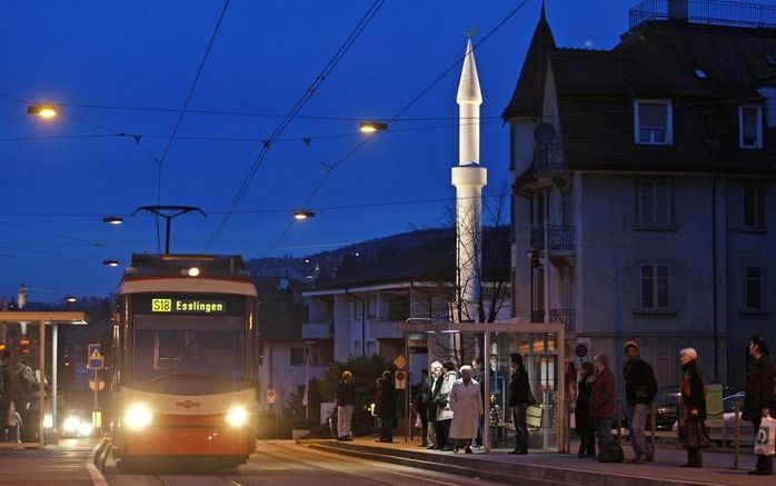 De Franse minister van Buitenlandse Zaken Bernard Kouchner heeft maandag het verbod op minaretten in Zwitserland veroordeeld. Foto: Minaret in het Zwitserse Zürich. Foto EPA