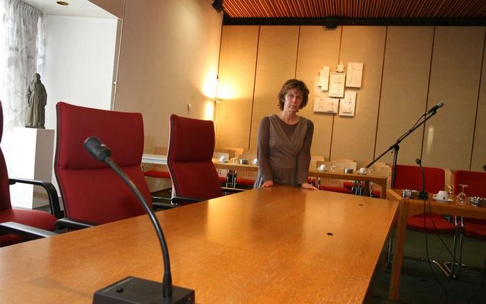 PUTTEN – „Door stemming met het rode potlood is het veel meer mensenwerk”, zegt Ida Korten-van de Wereld (55), senior medewerker burgerzaken van de gemeente Putten en coördinator van de lokale verkiezingen. Foto RD, Anton Dommerholt