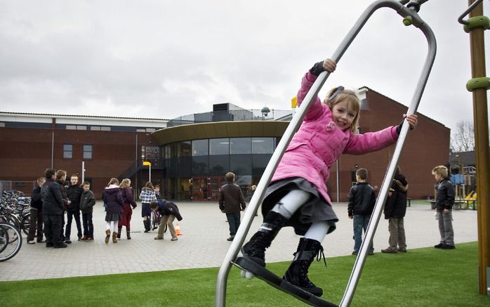 OCHTEN – Spelende kinderen bij de nieuwe Sébaschool in Ochten. De reformatorische basisschool is vanmiddag officieel geopend. Foto RD, Christiaan Zielman