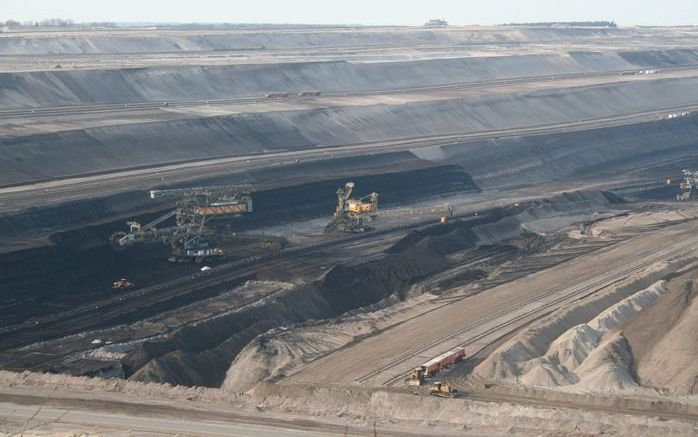 Enorme machines, met de bijnaam ”liggende Eiffeltorens” graven tot 100 meter diep om bij de 10 meter dikke bruinkoollaag te komen. Foto RD