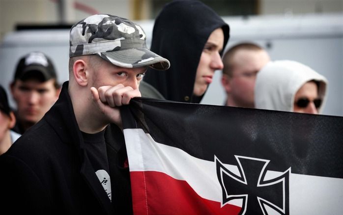 De Nederlandse dagbladen zijn in de periode 1986 tot 2004 steeds genuanceerder gaan schrijven over extreem rechts, beweert communicatiewetenschapper Pytrik Schafraad. Foto: ultrarechtse deelnemers aan een demonstratie van de nationalistische Nederlandse V