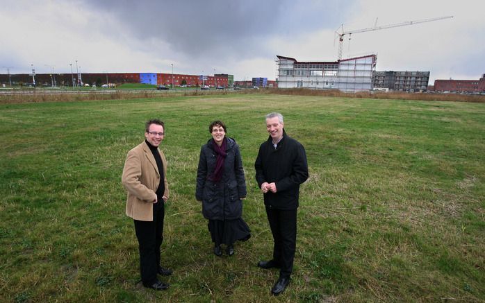 ALMERE – De plek in Almere-Buiten waar een multifunctioneel kerkcentrum moet verrijzen. V.l.n.r. het team van De Wegwijzer: Bert Noteboom, Willeke de Vroome en André Meulmeester. „Het is niet zo maar een leuk plannetje dat we bedenken, maar we vragen aan 