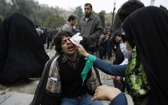 Een gewonde betoger in Teheran. Foto EPA