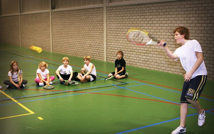 APELDOORN – Een sponsballetje suist door een sporthal in Apeldoorn. Elke maandag meppen leerlingen van Kineto er lustig op los, onder leiding van tennisleraar Jan Schonewille. De organisatie voor buitenschoolse sportactiviteiten is bijna vier jaar geleden