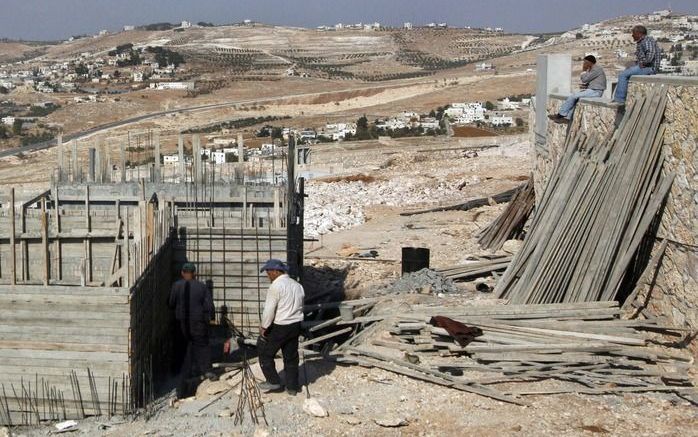 „De eis van president Obama om Israëlische bouwactiviteiten op de Westelijke Jordaanoever volledig stop te zetten, was en bleek irreëel. Zo blijft de Palestijnse Autoriteit van Mahmud Abbas helemaal buiten schot.” Foto: bouwactiviteiten bij een nederzetti