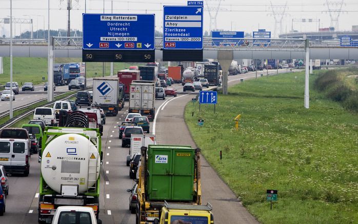 ROTTERDAM – Op de A15 richting de Rotterdamse haven hebben in de eerste maand van een spitsmijdenproject ongeveer 5 procent minder automobilisten in de ochtendspits gereden. Dat komt neer op circa 530 voertuigen. De Verkeersonderneming –een publieke onder