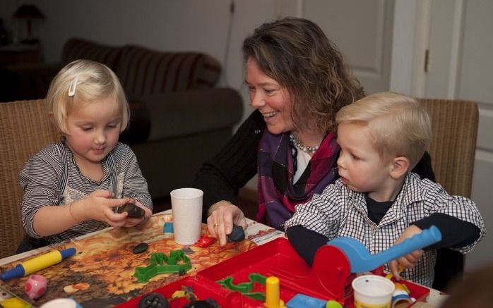 NUNSPEET – Gastouder Adrie Mauritz met de oppaskinderen Joëlle en Robin. „Ik vind het leuk om met kinderen bezig te zijn, al kan ik natuurlijk niet een echte moeder vervangen.” Foto André Dorst