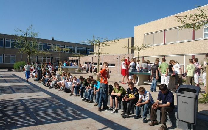 Veel docenten in het reformatorisch voort­gezet onderwijs zijn verontrust over de principiële verschuivingen die ze binnen hun school signaleren. Op de foto het Driestar College in Lekkerkerk.