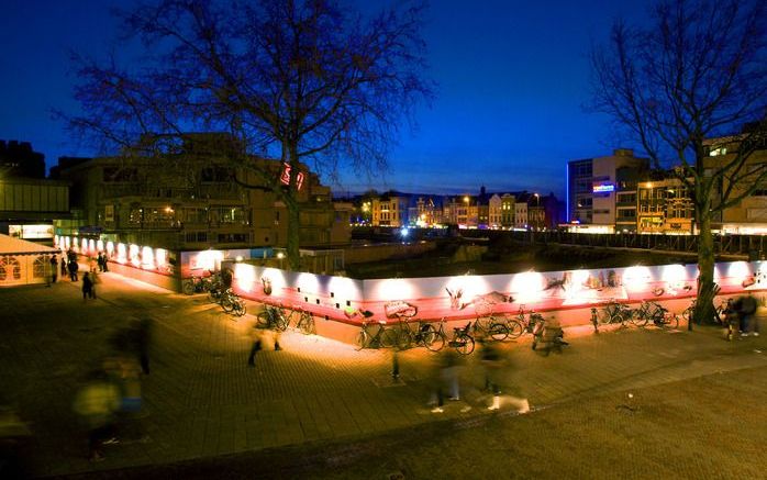 Schutting met verlichting rond de bouwput op het Vredenburg. Foto ANP