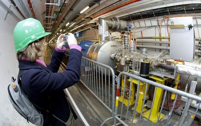 GENEVE - De deeltjesversneller onder de Frans-Zwitserse grens heeft in het weekeinde vijftigduizend botsingen tussen protonen veroorzaakt op het hoogste energieniveau dat ooit is bereikt. Foto EPA