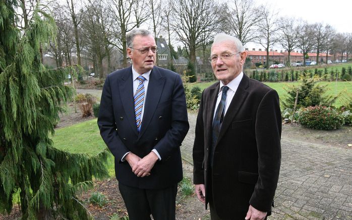 Drs. M. Burggraaf (l.) en drs. L. Kooijman behoorden tot de eerste directeuren van de reformatorische middelbare scholen. „Er was nood. Daardoor hebben de mensen de schouders eronder gezet toen er eigen scholen kwamen.” - Foto RD, Anton Dommerholt