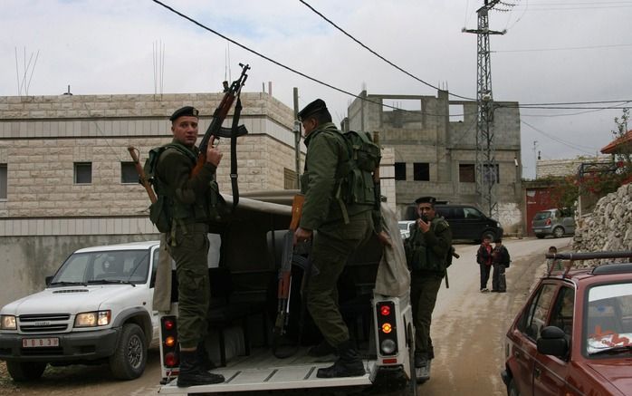 Opperrabijn Yona Metzger arriveert in Yasuf. Foto EPA