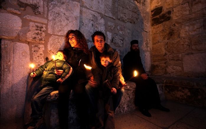 BETHLEHEM - Palestijnse christenen verzamelen zich dinsdag in Bethlehem voor de viering van Kerst. Foto EPA